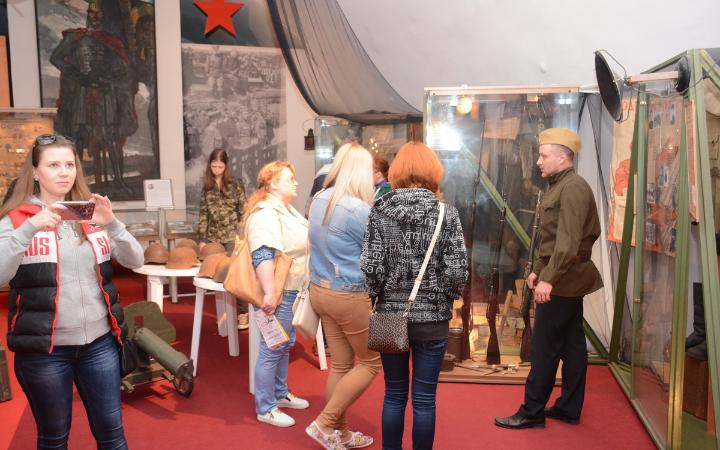 На выставке "Грани войны", рассказывает сотрудник музея Стас Михайлов